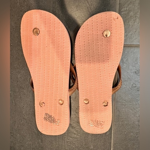 HAVAIANAS rose gold flip flops size 11/12 - Picture 3 of 3